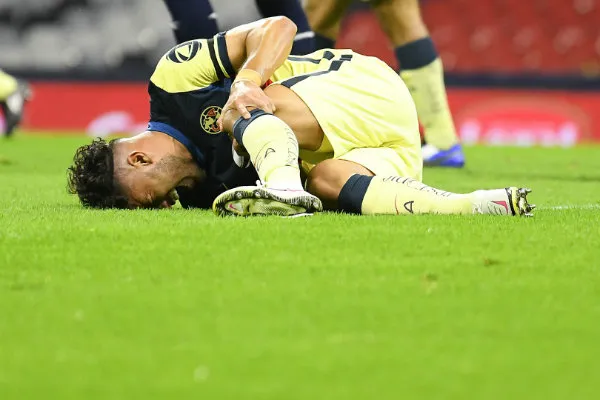 IMAGO7 Bruno Valdez tendido en el césped del Azteca