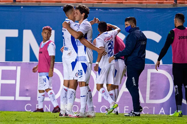 Giménez y sus compañeros se felicitan tras el triunfo en el Alfonso Lastras