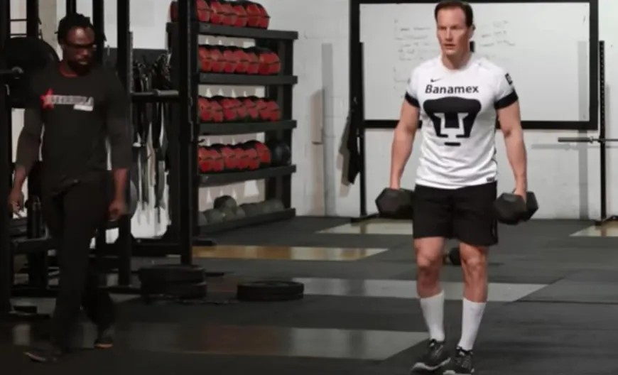 Patrick Wilson con el jersey de Pumas