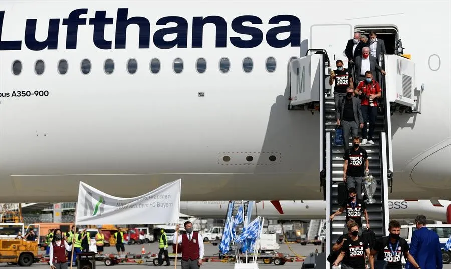 El equipo alemán bajando del avión tras ganar la Champions League