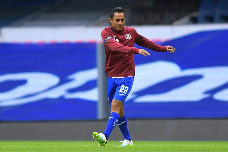 IMAGO7 Baca calentando previo a un juego en el Azteca