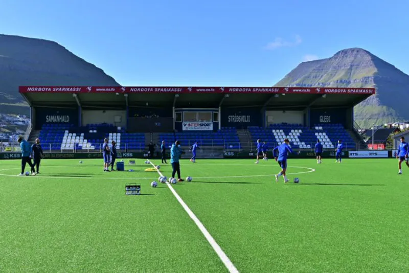 TWITTER @SKSlovan El equipo eslovaco entrenando en el estadio del Klaksvík