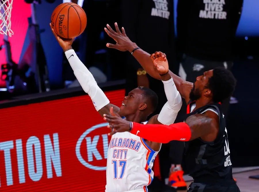 AP Dennis Schroder anota ante ante Jeff Green de Rockets