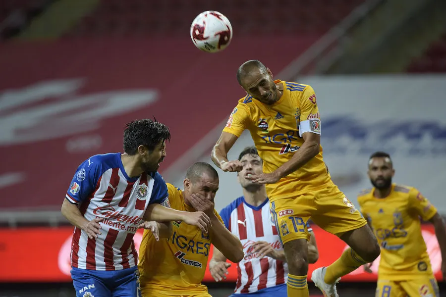 Torres Nilo en jugada ante Chivas