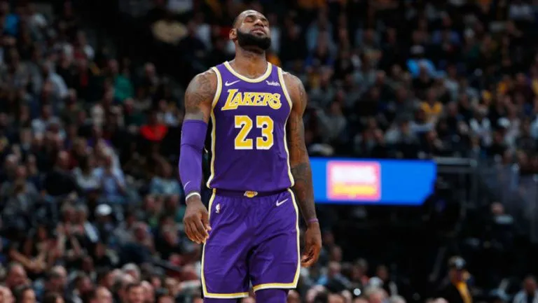 AP LeBron James, en lamento en un juego de los Lakers