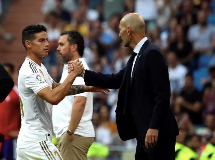 James saludando a Zidane tras salir de cambio
