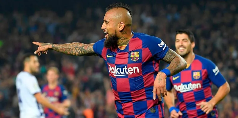 El chileno celebrando un gol con Barcelona