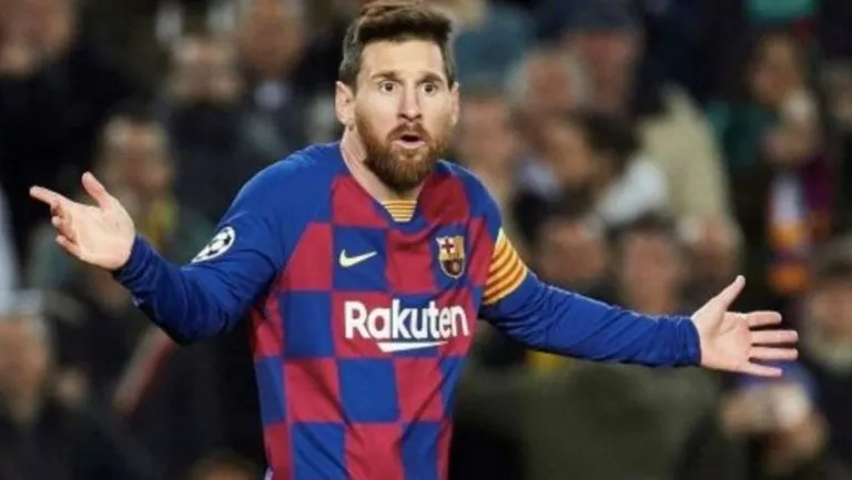 Messi protestando una decisión arbitral