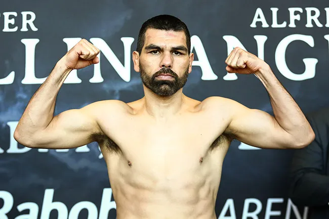 Angulo posa para las cámaras