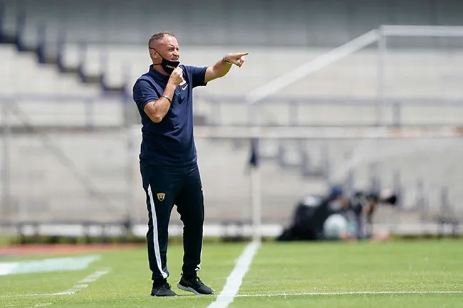 Lillini da indicaciones en un juego de Pumas