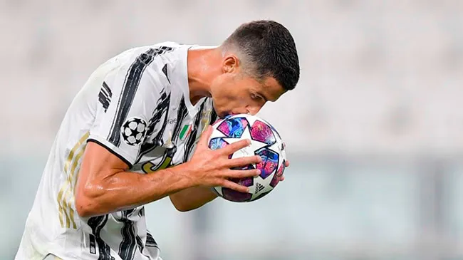 CR7 besa el balón antes de un cobro