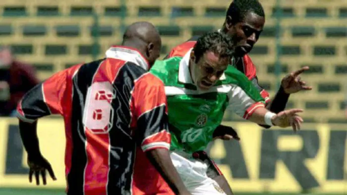 MEXSPORT Blanco Bravo en el juego ante Trinidad y Tobago donde salió lesionado