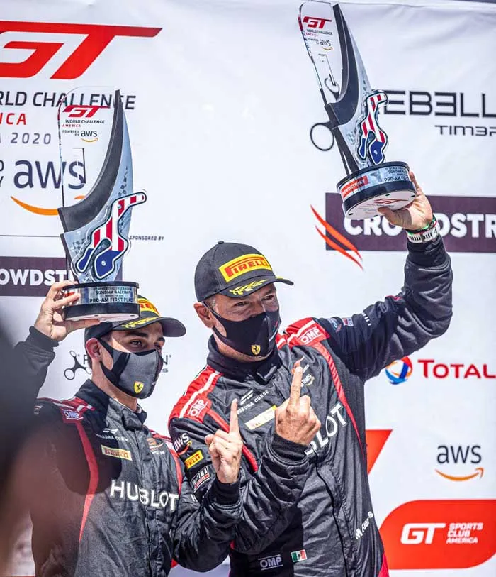 Martín Fuentes posa con su trofeo tras una carrera