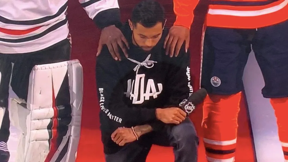 Evander Kane de rodillas protestando por la brutalidad policiaca