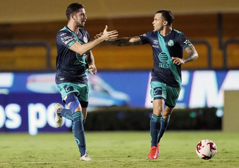 Santiago Ormeño y Christian Tabó celebran un gol