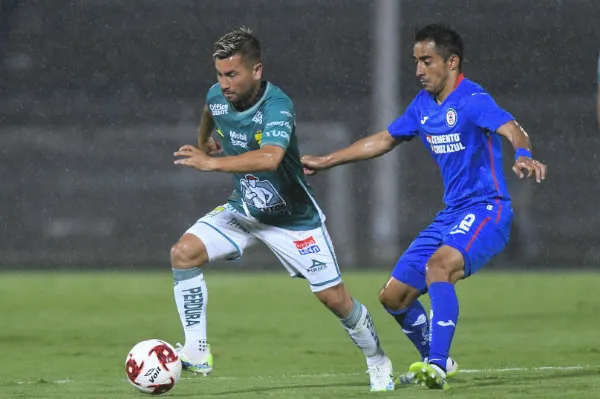 Rafael Baca en acción con Cruz Azul