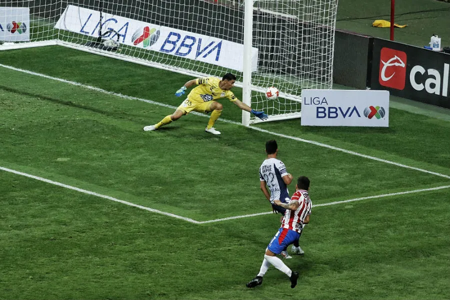 Disparo de Vega que se va por un lado de la portería de Óscar Ustari