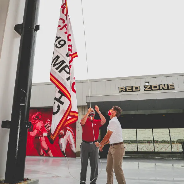 TWITTER@CHIEFS Mahomes en un La pancarta de campeón de Super Bowl de los Chiefs