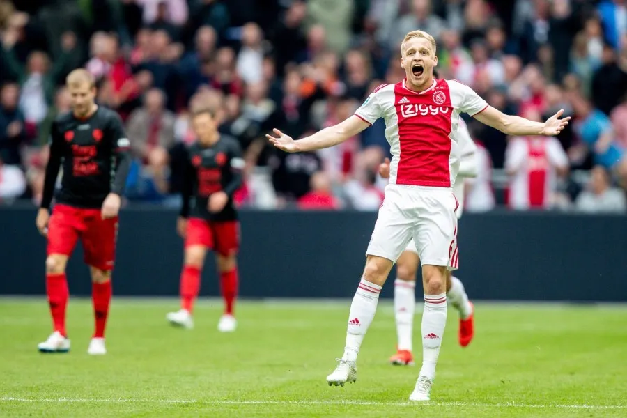 Van de Beek durante un partido con el Ajax