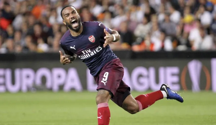 Lacazette celebrando un gol con el equipo de Londres