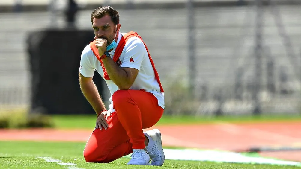 Guede analizando el juego a ras de pasto