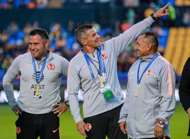 Tena saluda junto a su cuerpo técnico