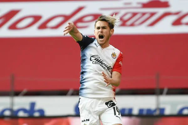 Jesús Angulo en reclamo con Chivas