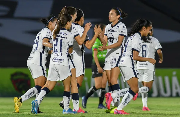 IMAGO7 Jugadoras de Pumas en festejo
