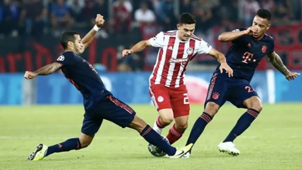 Lovera en el juego contra el Bayern en Champions League