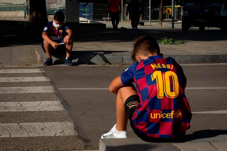 Aficionados afuera de la ciudad deportiva esperando al argentino