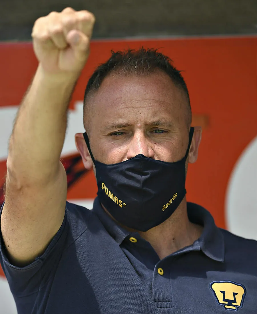 IMAGO7 Lillini, durante el himno universitario