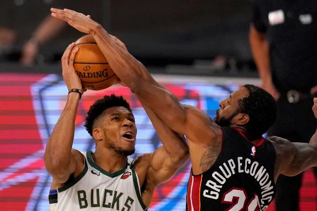 AP Giannis intenta tirar ante el acoso rival