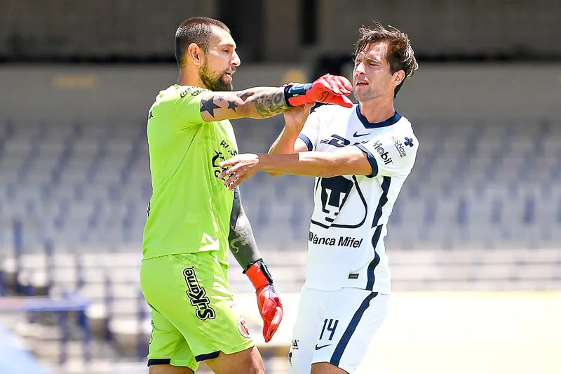La bronca entre el portero de Xolos y el jugador de Pumas