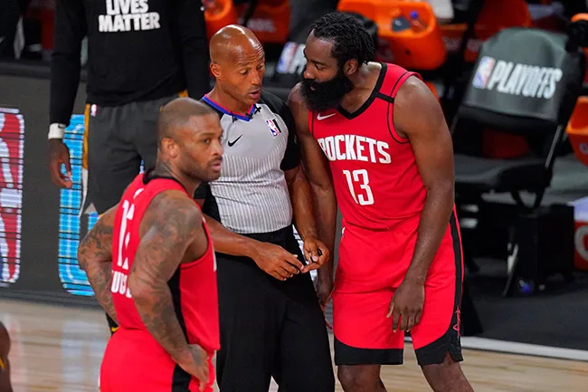 AP James Harden reclama a un árbitro