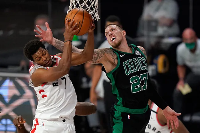 AP Theis y Lowry batallan por el balón