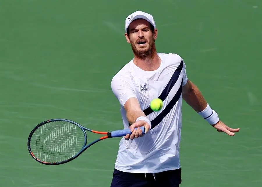 Murray contestando un servicio