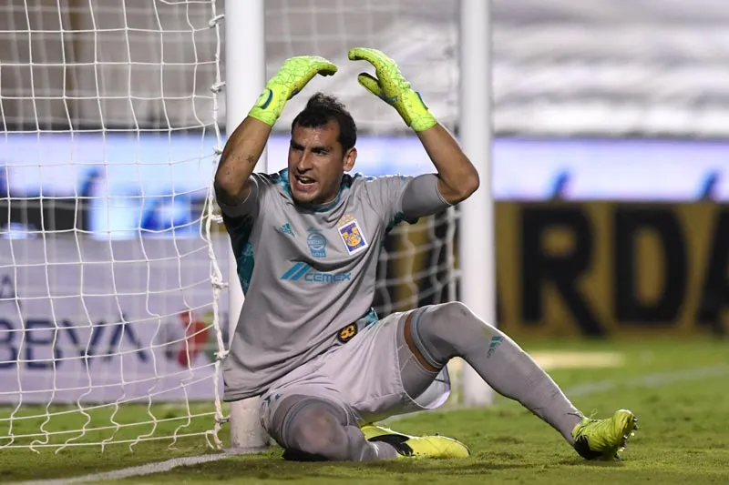 El portero de Tigres grita tras recibir un gol