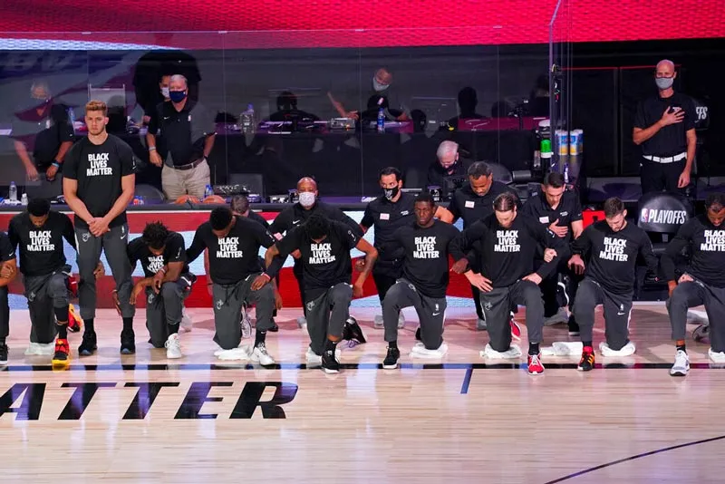 AP Jugadores protestan antes de un partido