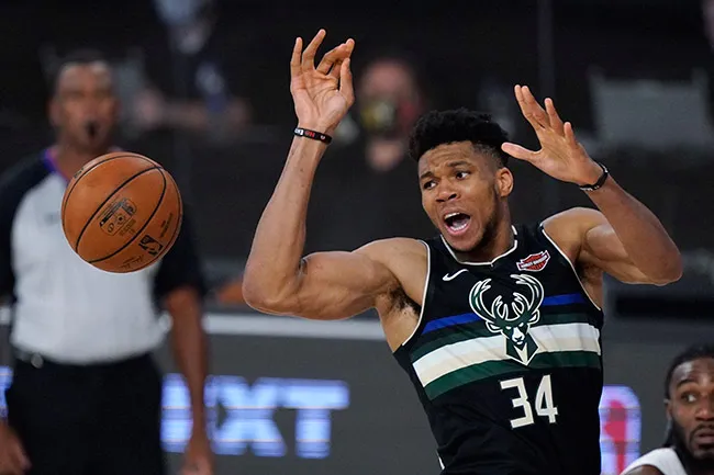 AP Antetokounmpo suelta el balón