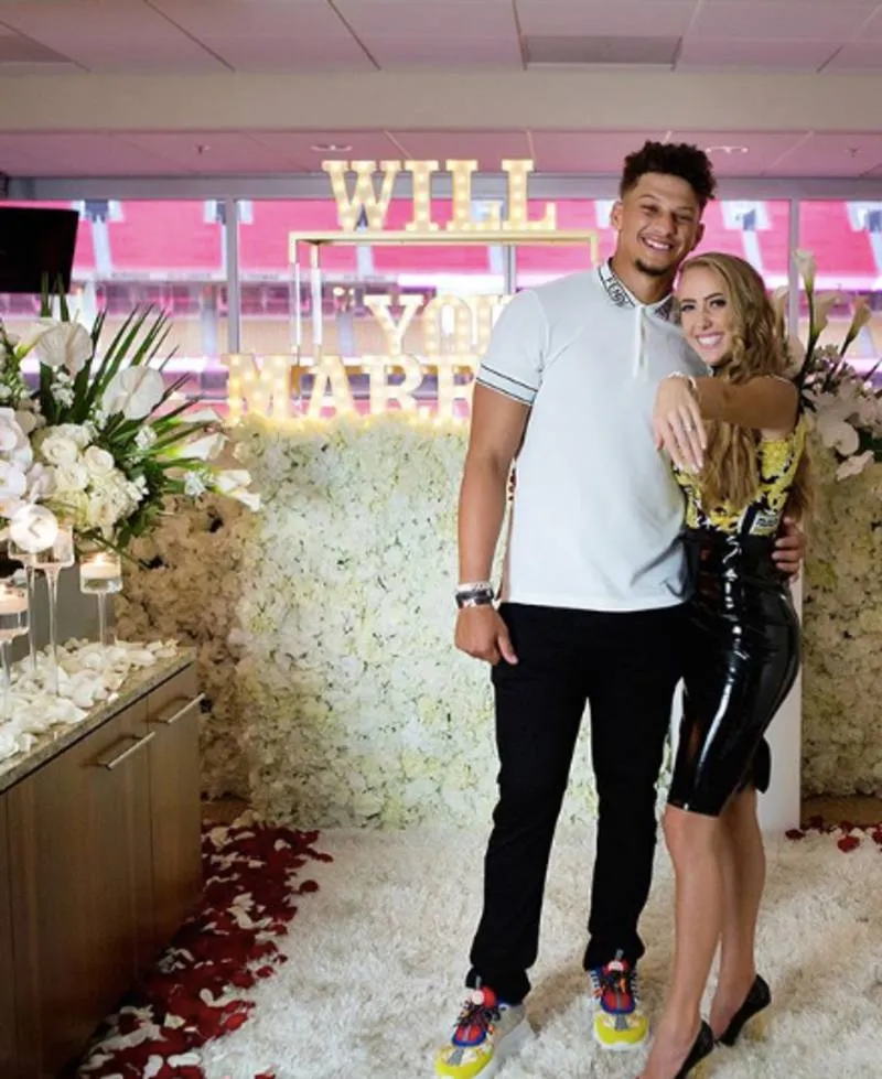 Mahomes y Matthews tras la propuesta