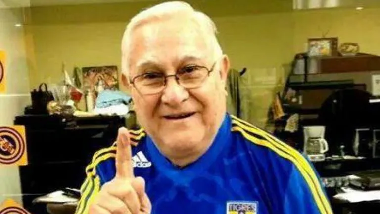 'Don Rober' posa para la foto con la playera de Tigres