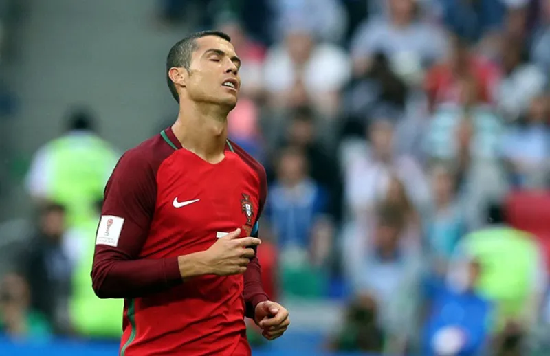EFE CR7 lamenta una falla en un duelo con Portugal