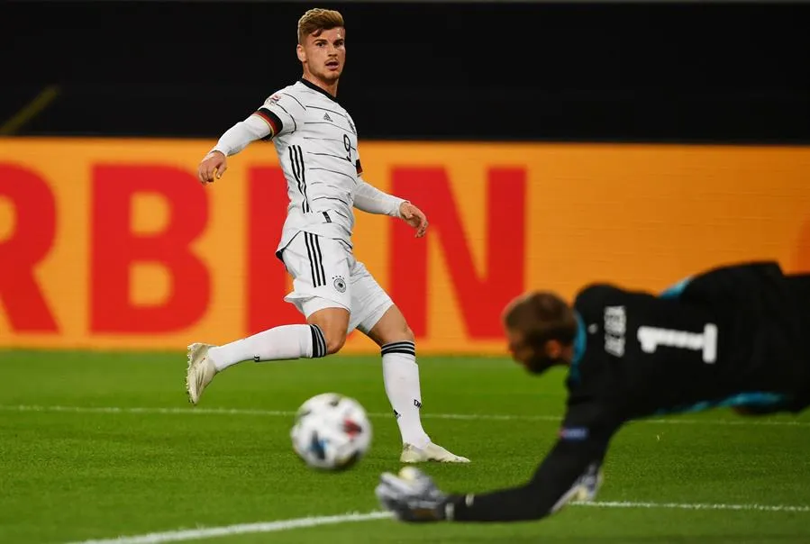 De Gea se estira y desvía el remate del rival