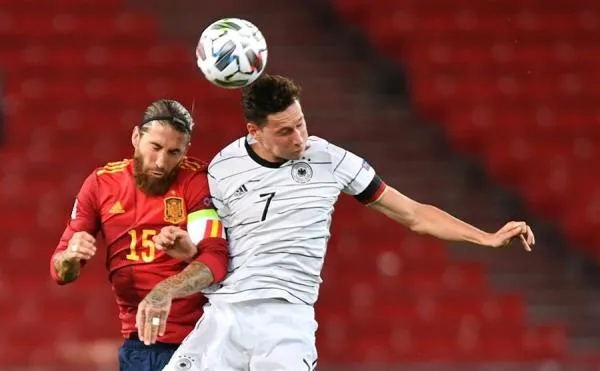 EFE Draxler y Ramos pelean el balón por aire