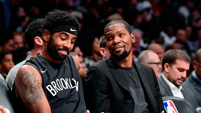 AP Irving y Durant, durante un juego de los Nets