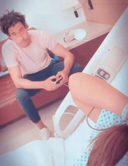 Óscar acompañando a Mariana