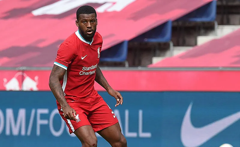 Georginio Wijnaldum, en un duelo con el Liverpool