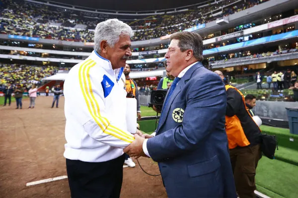 IMAGO7 'Tuca' Ferretti y Miguel Herrera en saludo