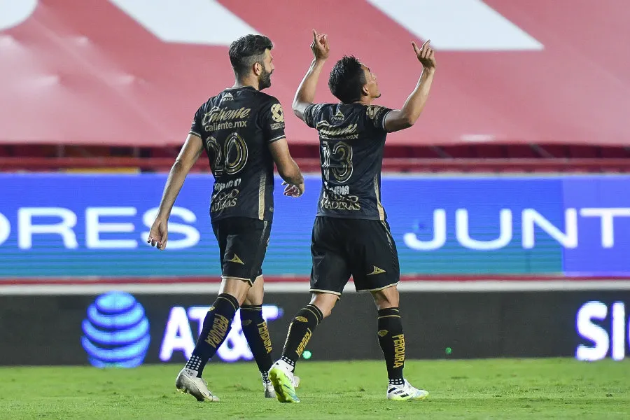 Mena festeja con sus compañeros