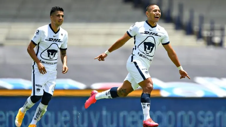 Jugadores de Pumas celebran un gol